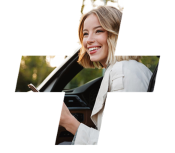 Hymyilevä nainen nousemassa autosta puhelin kädessään.