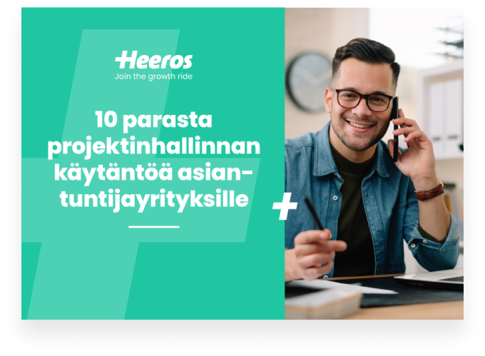 Teksti 10 parasta projektinhallinnan käytäntöä asiantuntijayritykselle. Vieressä henkilö tekee töitä puhelin kädessä ja kynä toisessa kädessä.