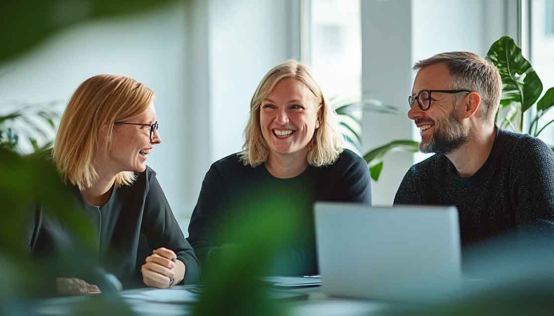 heerosmarkkinointi_A_minimalistic_blurred_photo_of_three_smilin_040352c3-91a5-427d-a027-6f918e2d6447